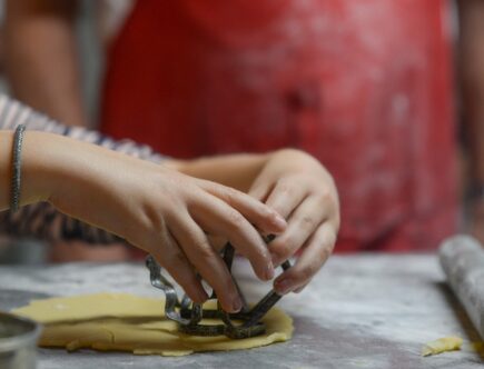 Gotowanie z dziećmi - jak zaangażować najmłodszych do wspólnego gotowania?