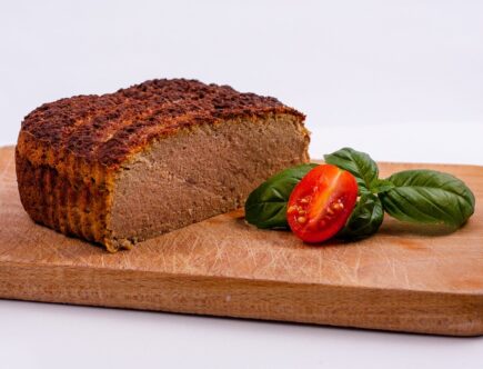 Wegański pasztet i chleb ze śliwką na zakwasie — zaskocz bliskich na święta